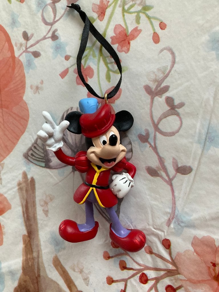 Nieuw Disney ornament - Mickey Mouse rode outfit, Ophalen of Verzenden, Mickey Mouse, Nieuw, Beeldje of Figuurtje