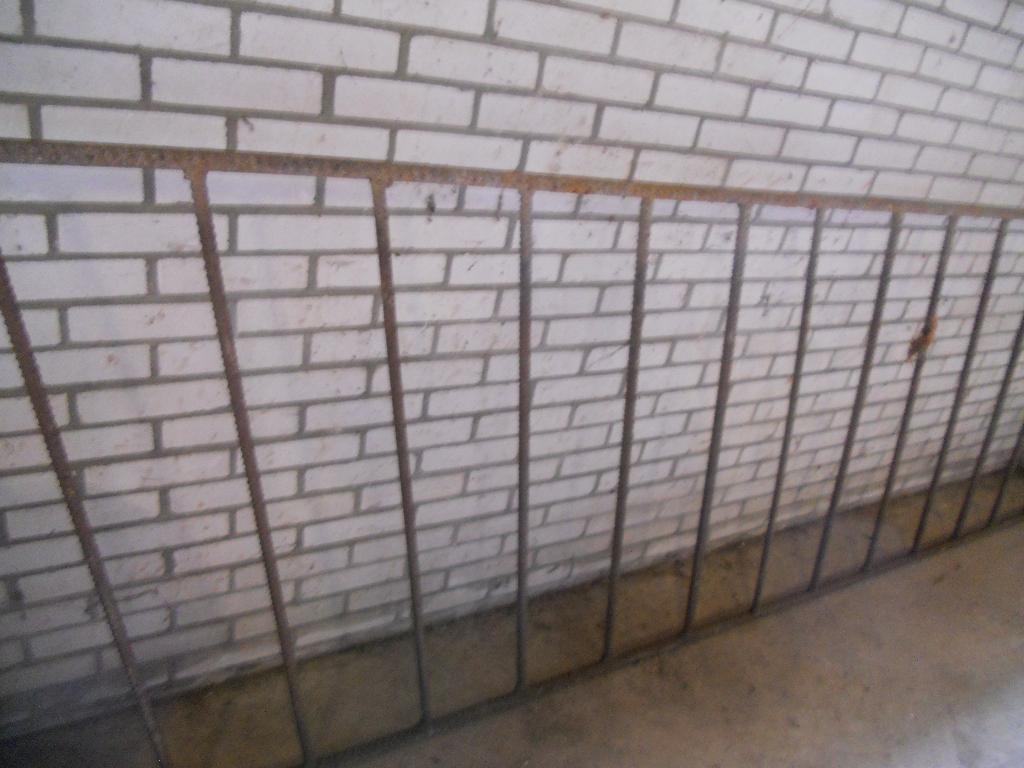 zwaar ijzer hek met spijlen breed 4 meter hoog 1 meter, Toebehoren