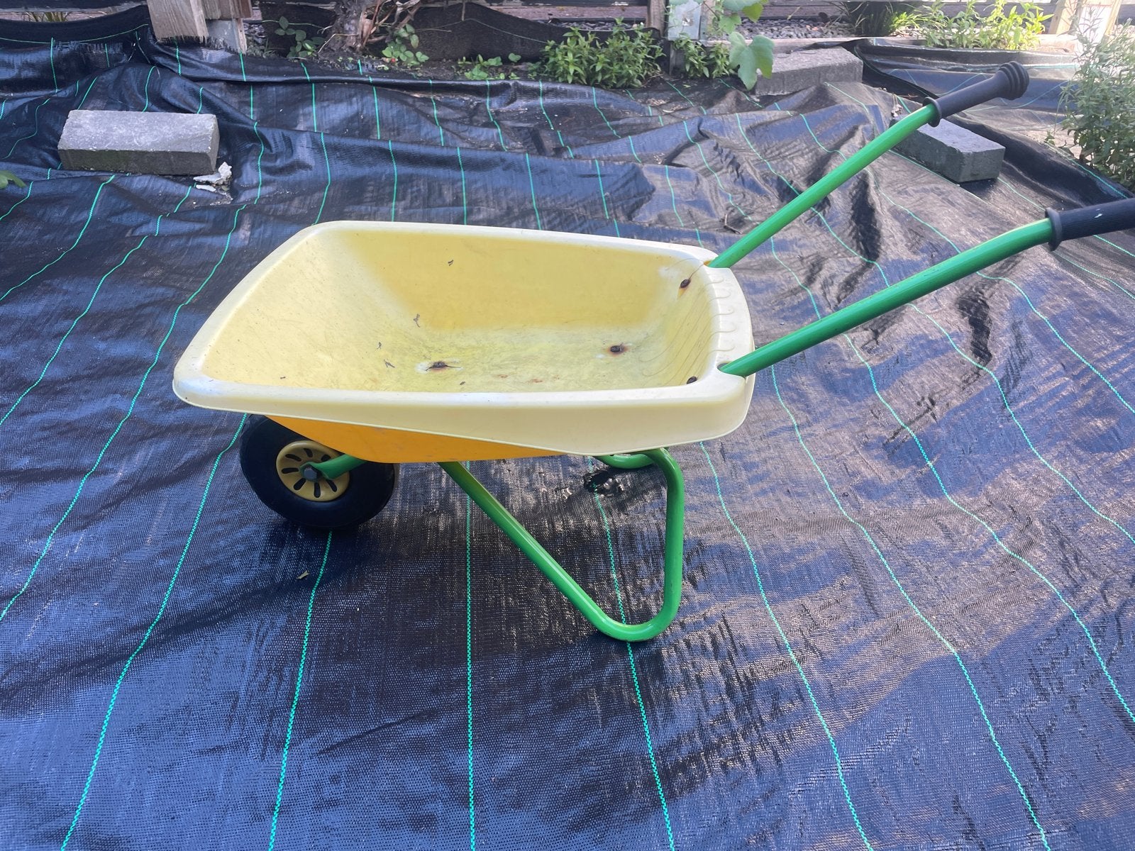 Leuk geel kruiwagentje voor de kleine tuinier, Tuin en Terras, Kruiwagens, Ophalen, Gebruikt, Handmatig, Eenwielig