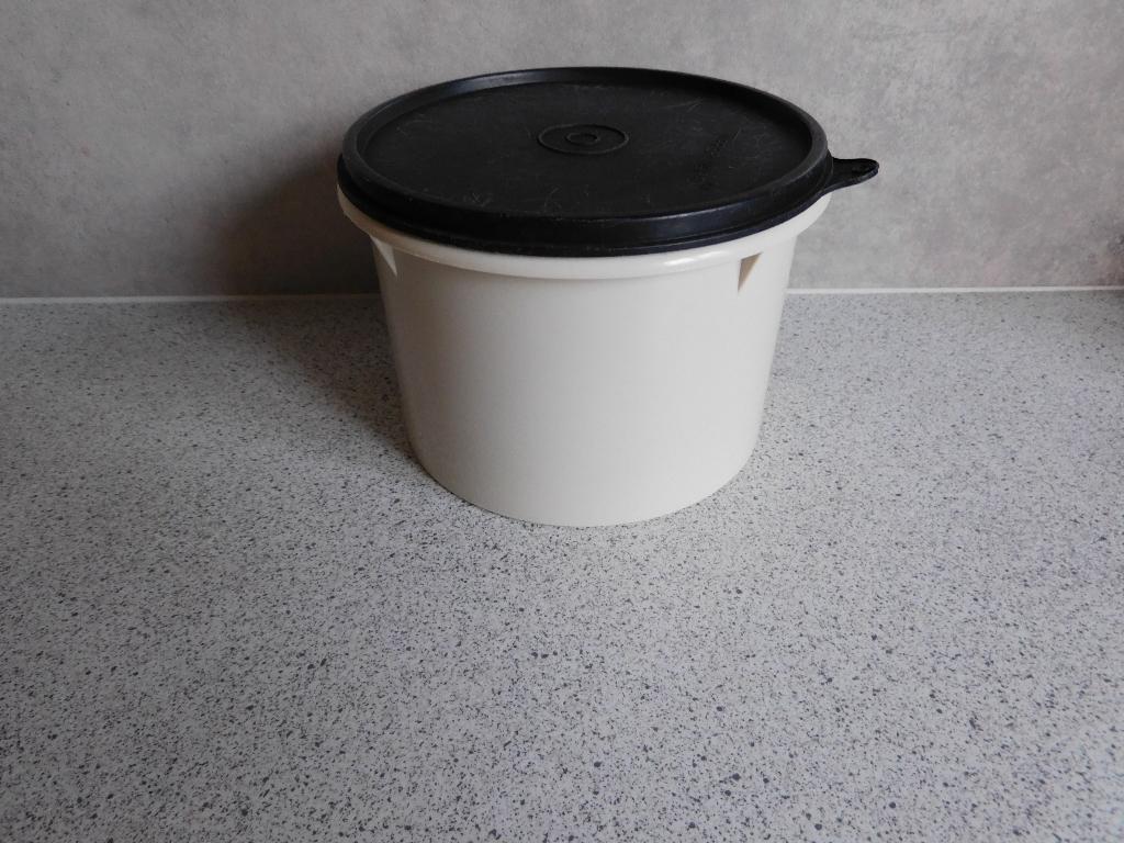 Tupperware Voorraadbus 1 Ltr. Creme Zwart, Ophalen of Verzenden, Gebruikt, Crème, Overige typen