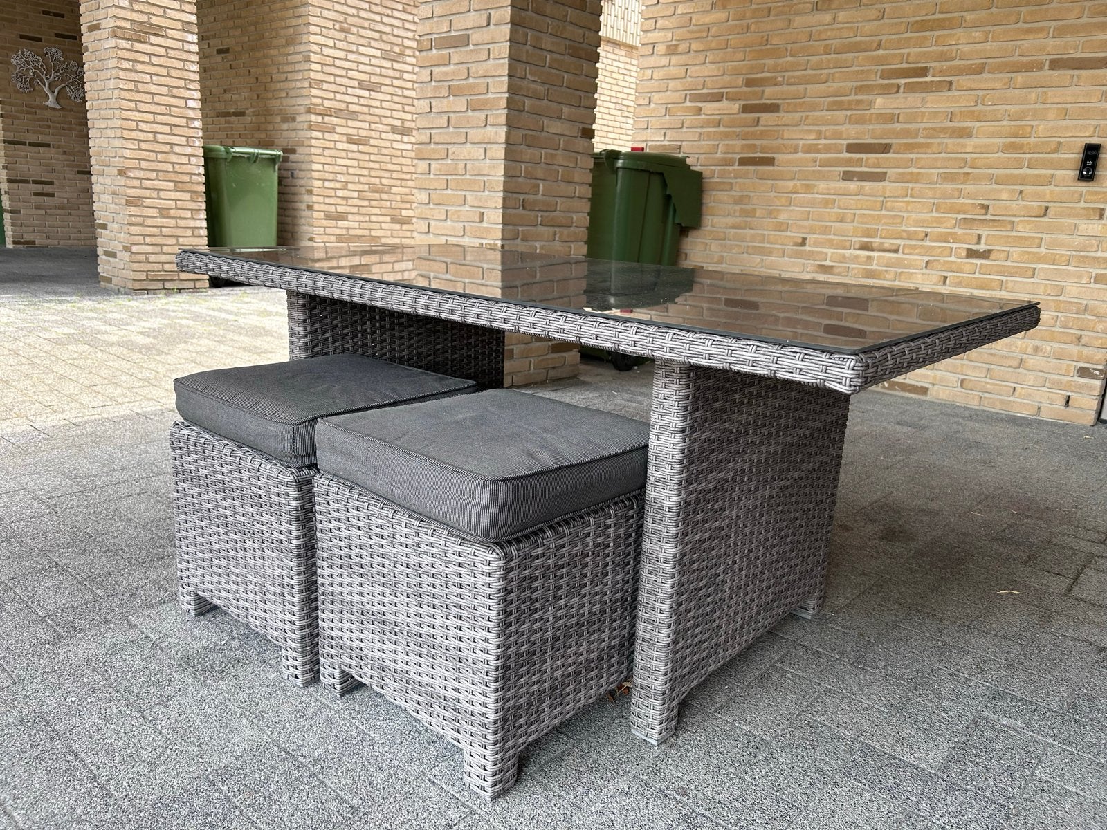 Tuintafel met glazen blad en 2 poefjes, Tuin en Terras, Tuintafels, Gebruikt, Rechthoekig, Wicker, Ophalen