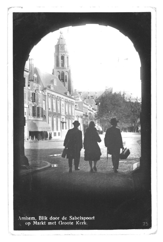 968518 Arnhem Markt door sabelpoort groote Kerk 1930, Ophalen of Verzenden, 1920 tot 1940, Gelopen, Gelderland