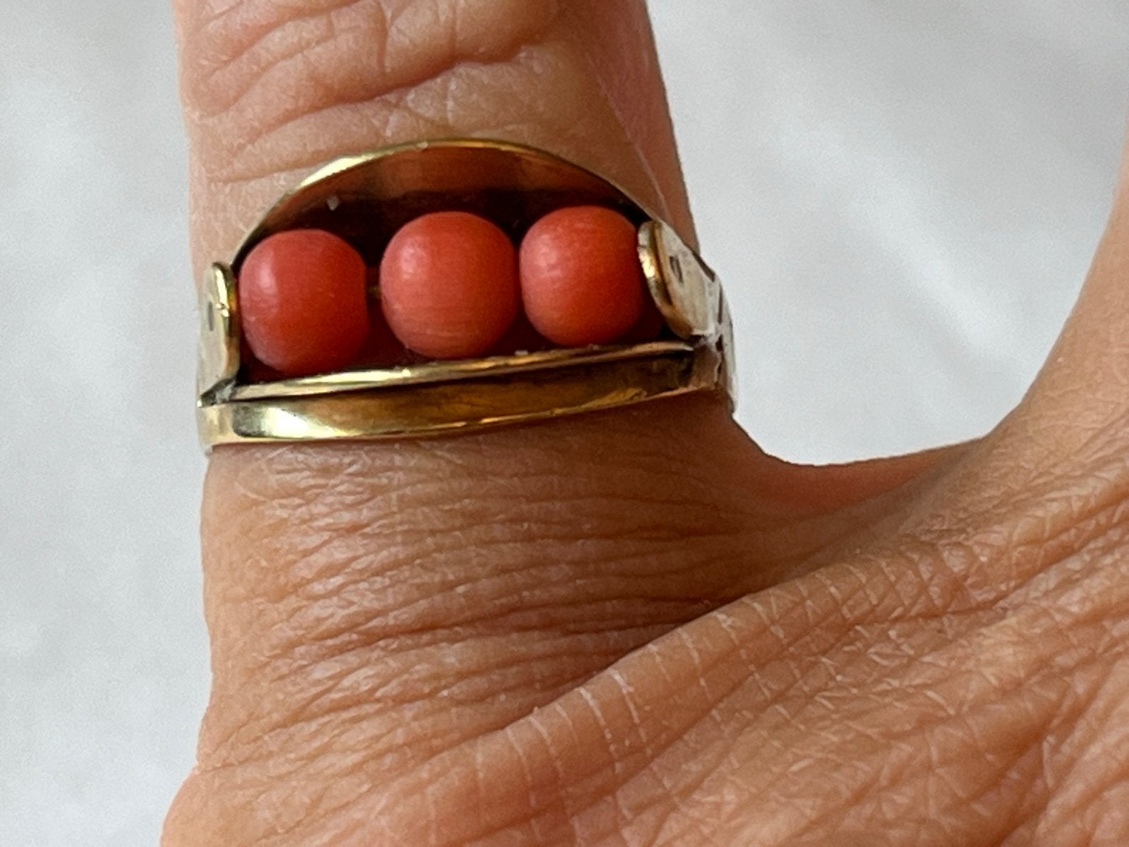 Art Deco Gouden Ring met Bloedkoraal - Gekeurd 333/8 CT, Verzenden, Met edelsteen, Dame, Goud