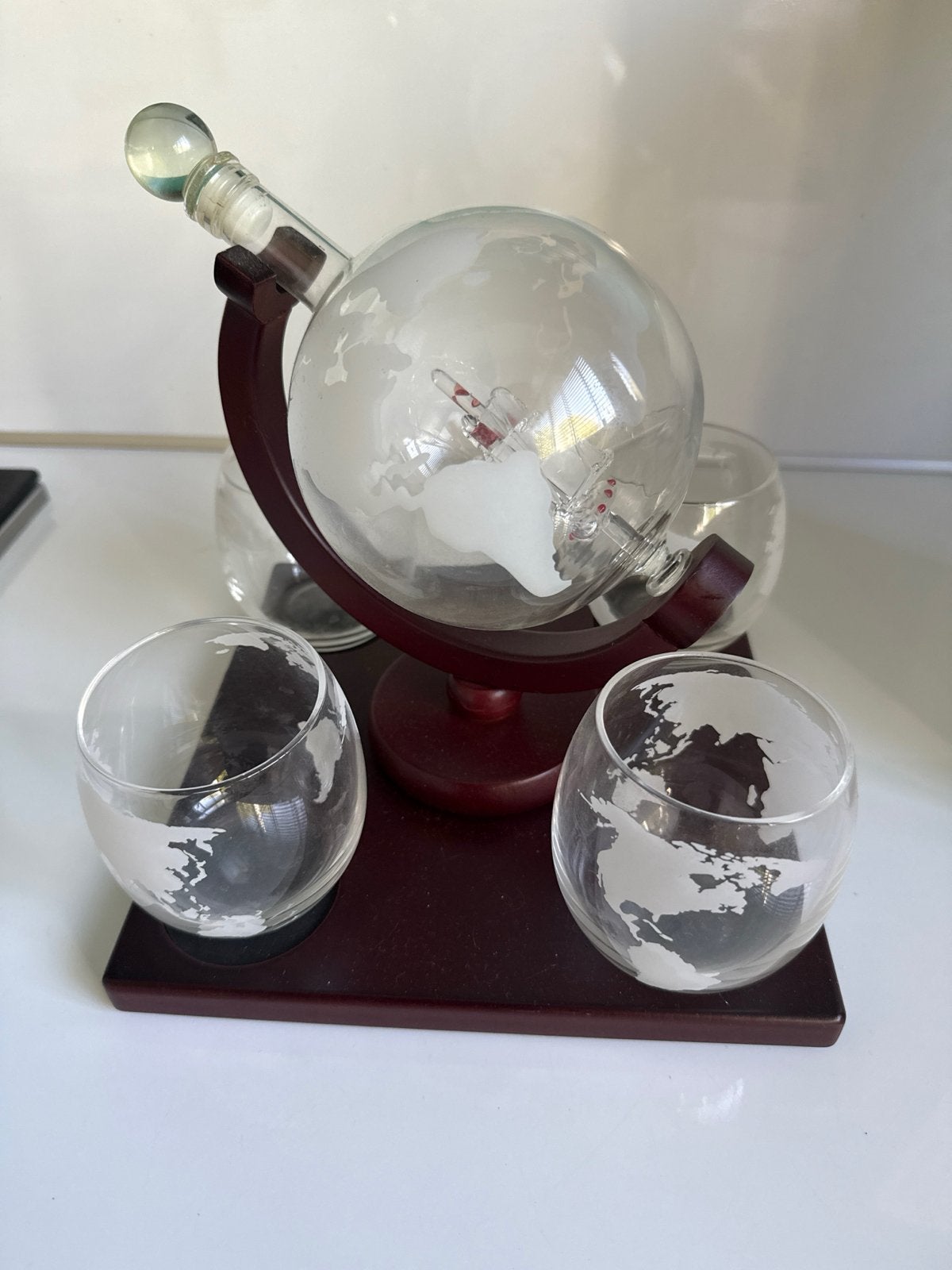 Glazen karaf set met wereldbol design en zeilschip, Ophalen of Verzenden, Zo goed als nieuw, Glas, Klassiek