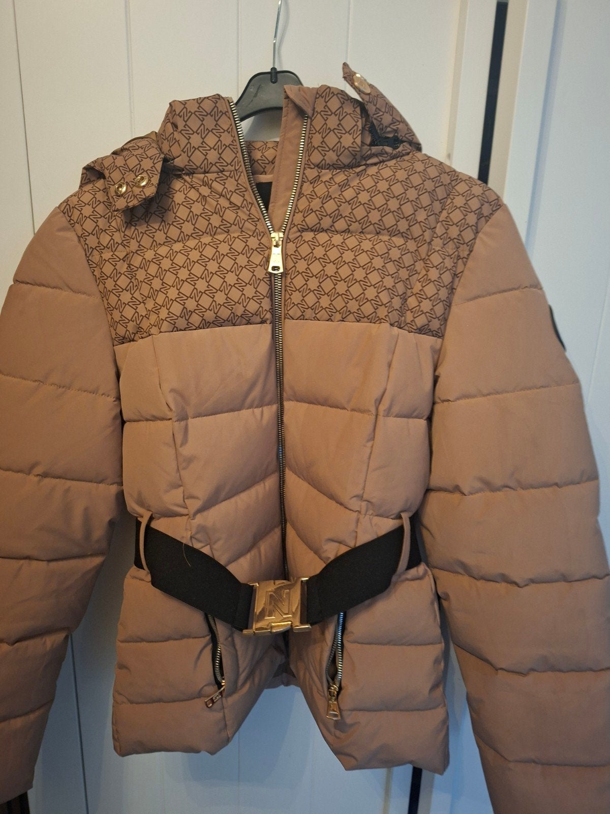 Nikkie x Epplejeck ski jas maat 38 - Zo goed als nieuw, Maat 38/40 (M), Bruin, Ophalen of Verzenden, Zo goed als nieuw