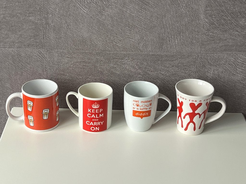 4 nieuwe mokken rood , crème, wit tinten samen € 2,00, Overige merken, Nieuw, Overige stijlen, Porselein