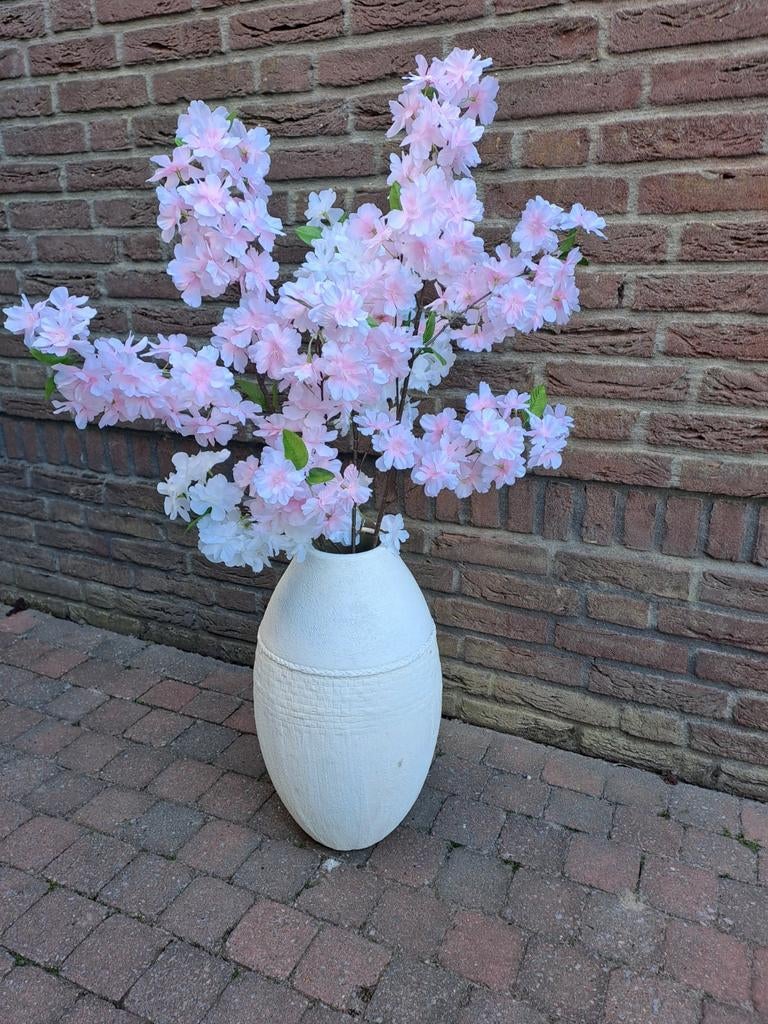 Vaas met kunstbloemen, Ophalen
