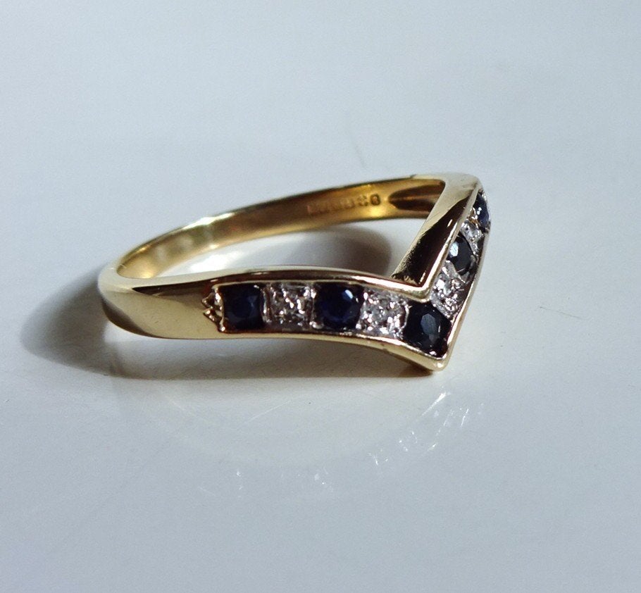 9 kt Gouden 'wishbone' ring: 5 x saffier + 4 x diamant. 1991, Ophalen of Verzenden, Goud, Ring, Met edelsteen