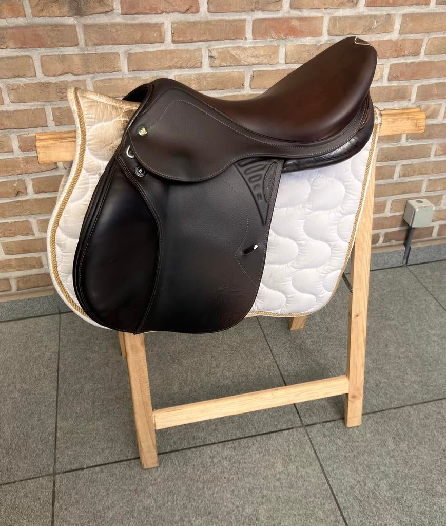 Springzadel Prestige Versailles 17 inch - nieuwstaat, Dieren en Toebehoren, Paarden en Pony's | Zadels, Ophalen of Verzenden, Zo goed als nieuw