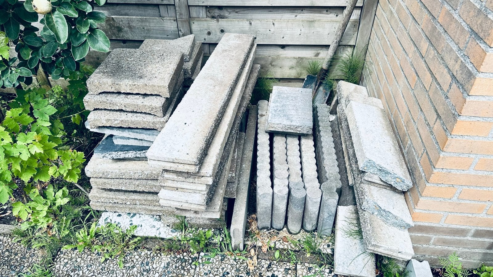 GRATIS OPHALEN gebruikte betontegels en klinkers, Tuin en Terras, Ophalen, Gebruikt, Overige typen, Minder dan 5 m²