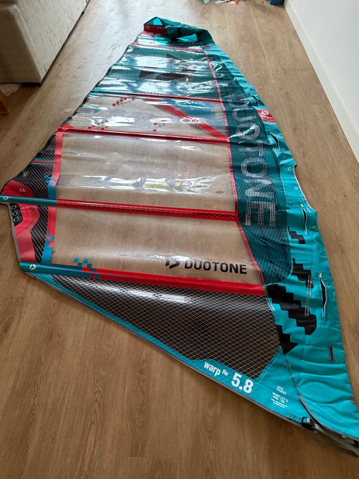 Duotone Warp Fin 5.8 uit 2025 in nieuwstaat!, Ophalen, Met draagtas, 5 tot 6.5 m², Zo goed als nieuw