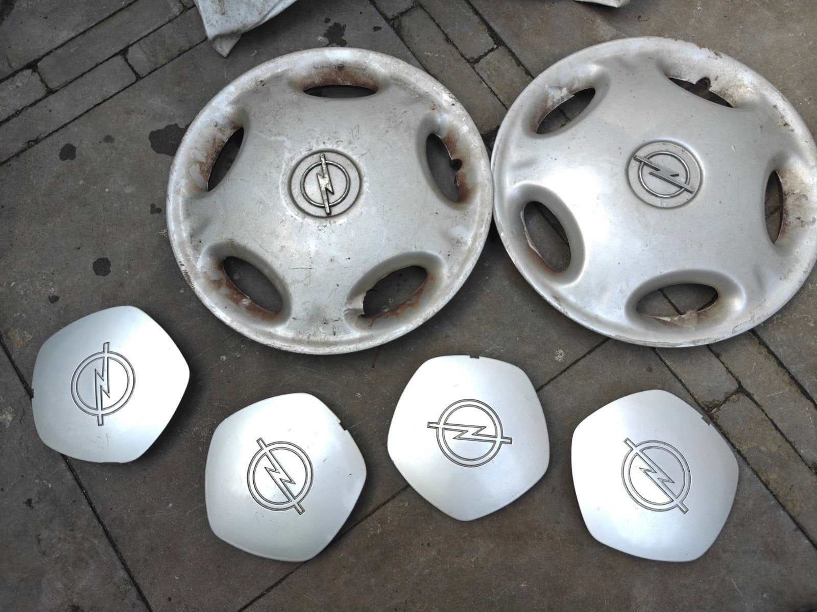 Gratis: Wieldoppen en dekseltjes Opel Corsa B - Gratis af te, Ophalen, Gebruikt