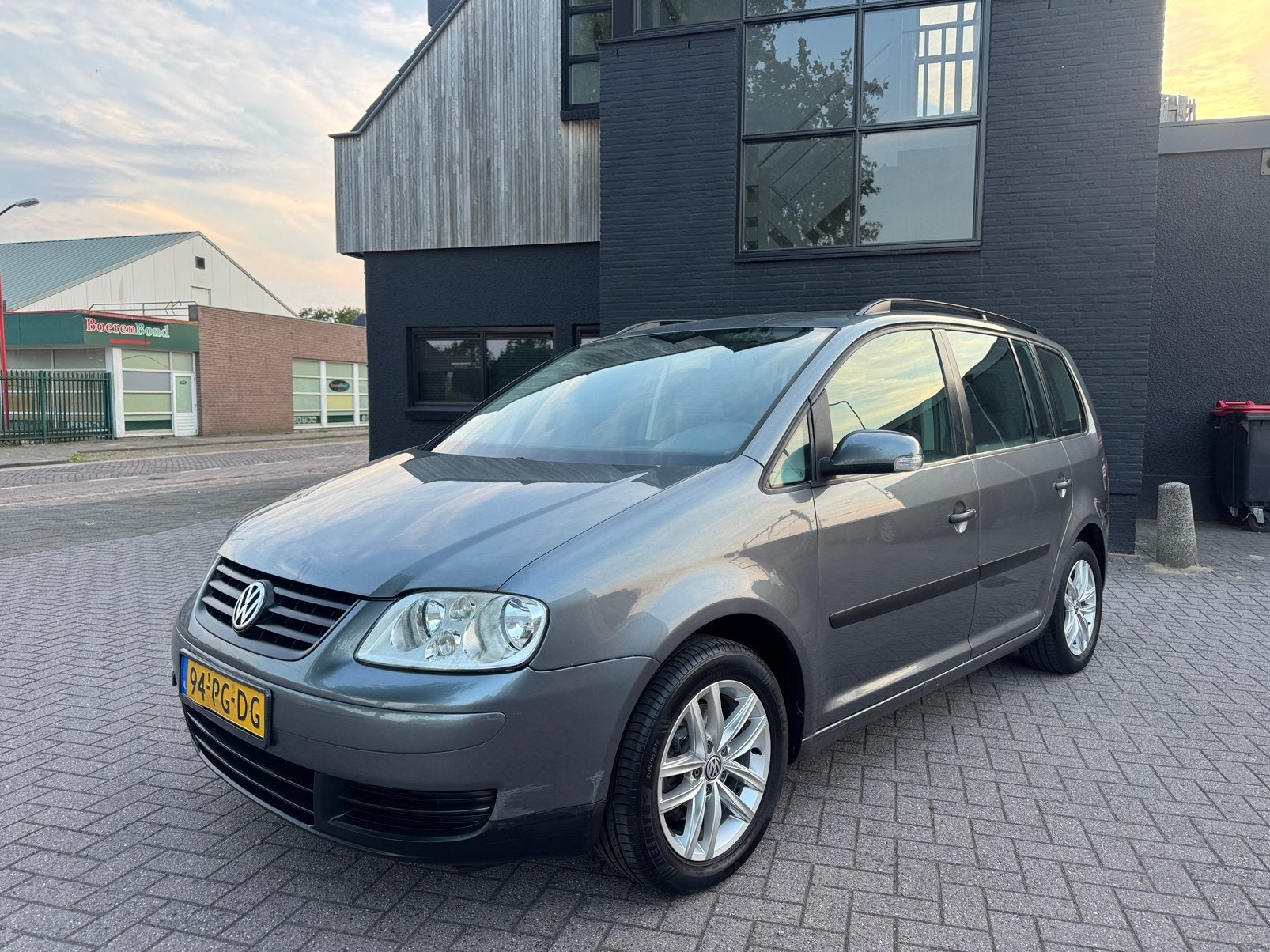 Volkswagen Touran 1.6 75KW 2004 Grijs, Auto's, Volkswagen, 1402 kg, 4 cilinders, Handgeschakeld, Zilver of Grijs
