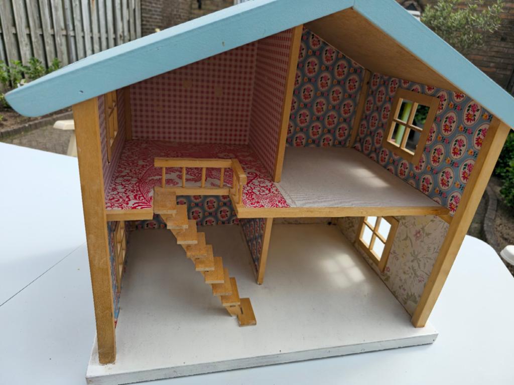 Houten Poppenhuis met Trap en Blauw Dak, Ophalen, Gebruikt, Jongen of Meisje