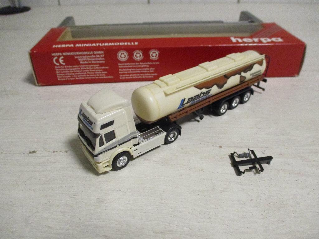 Herpa Mercedes met tankoplegger Laabs Spedition Schaal 1:87, Hobby en Vrije tijd, Modelauto's | 1:87, Ophalen, Nieuw, Bus of Vrachtwagen