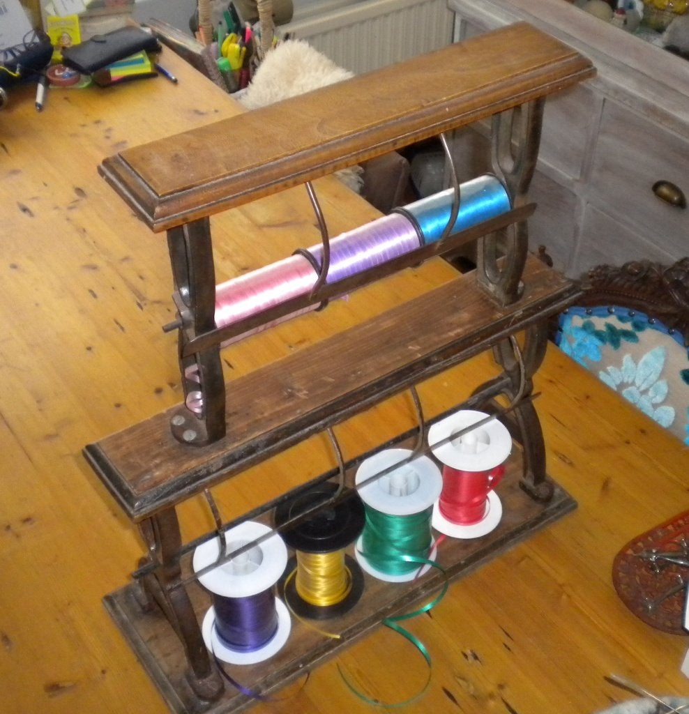 Pakpapierhouder antiek met extra rollen sierkrulpapier., Ophalen of Verzenden