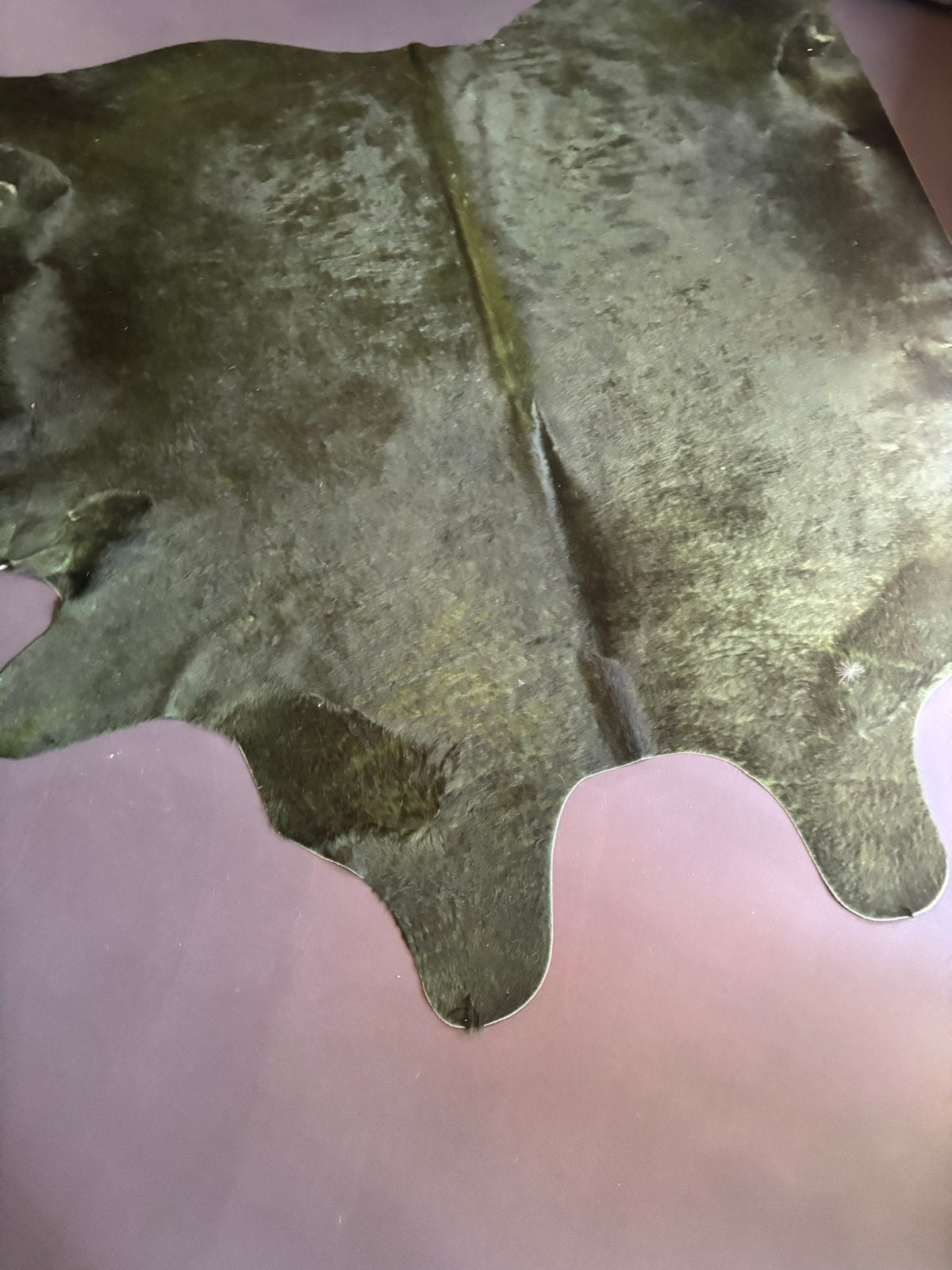 Donkergroene koeienhuid met gouden glans, 100 tot 150 cm, 200 cm of meer, Ophalen of Verzenden, Zo goed als nieuw