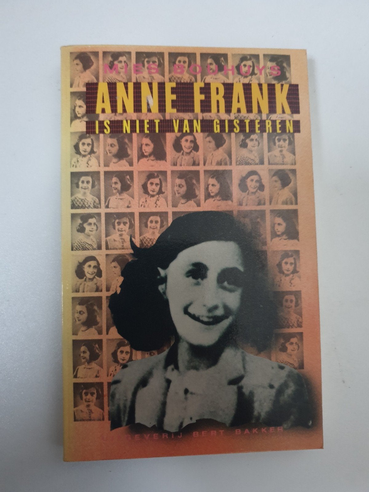 Anne Frank is niet van gisteren - Bert Bakker, Ophalen of Verzenden, Gelezen, Bert Bakker