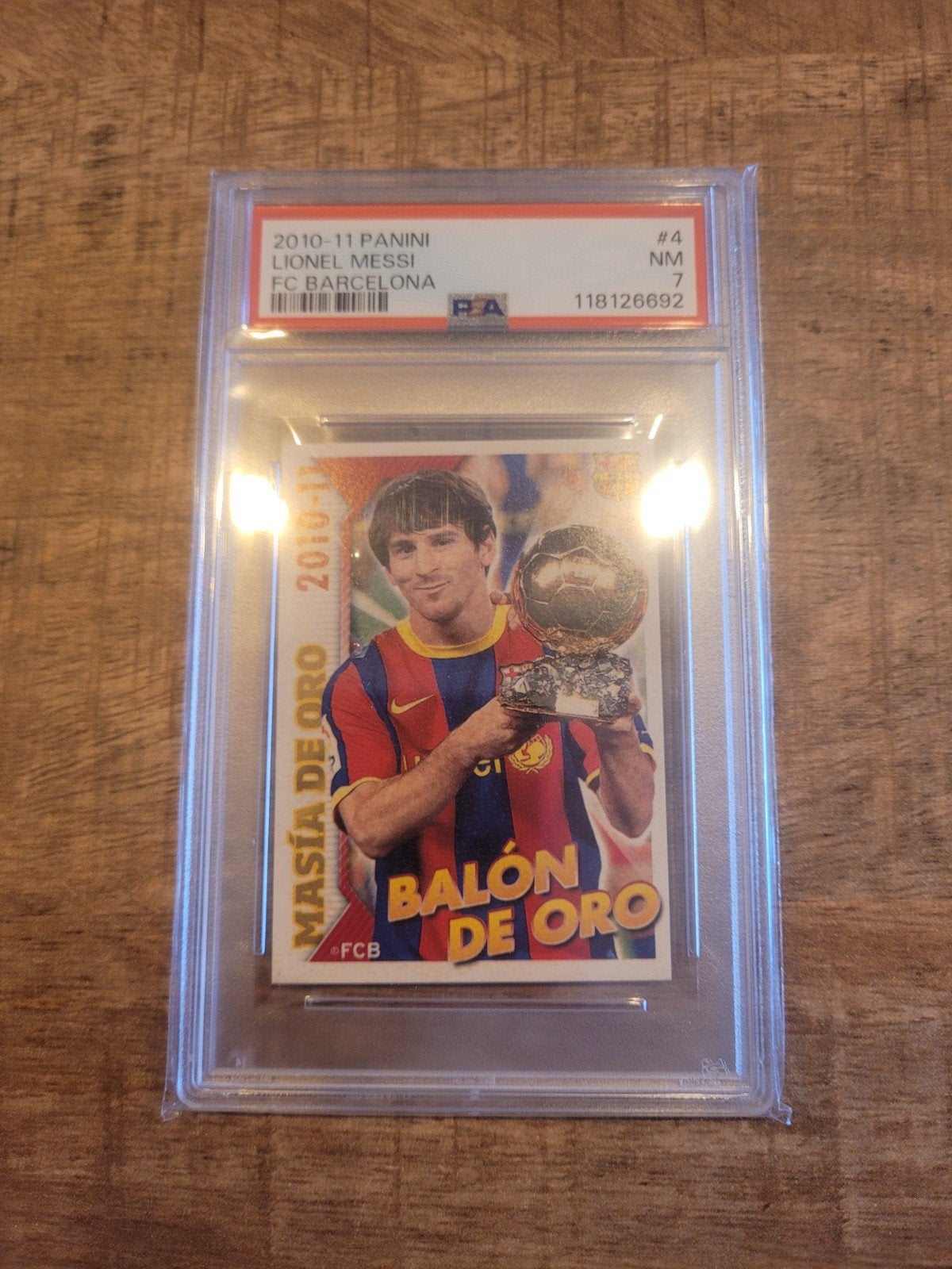 2010-11 Panini Lionel Messi FC Barcelona PSA 7, Verzenden, Zo goed als nieuw, Buitenlandse clubs, Poster, Plaatje of Sticker