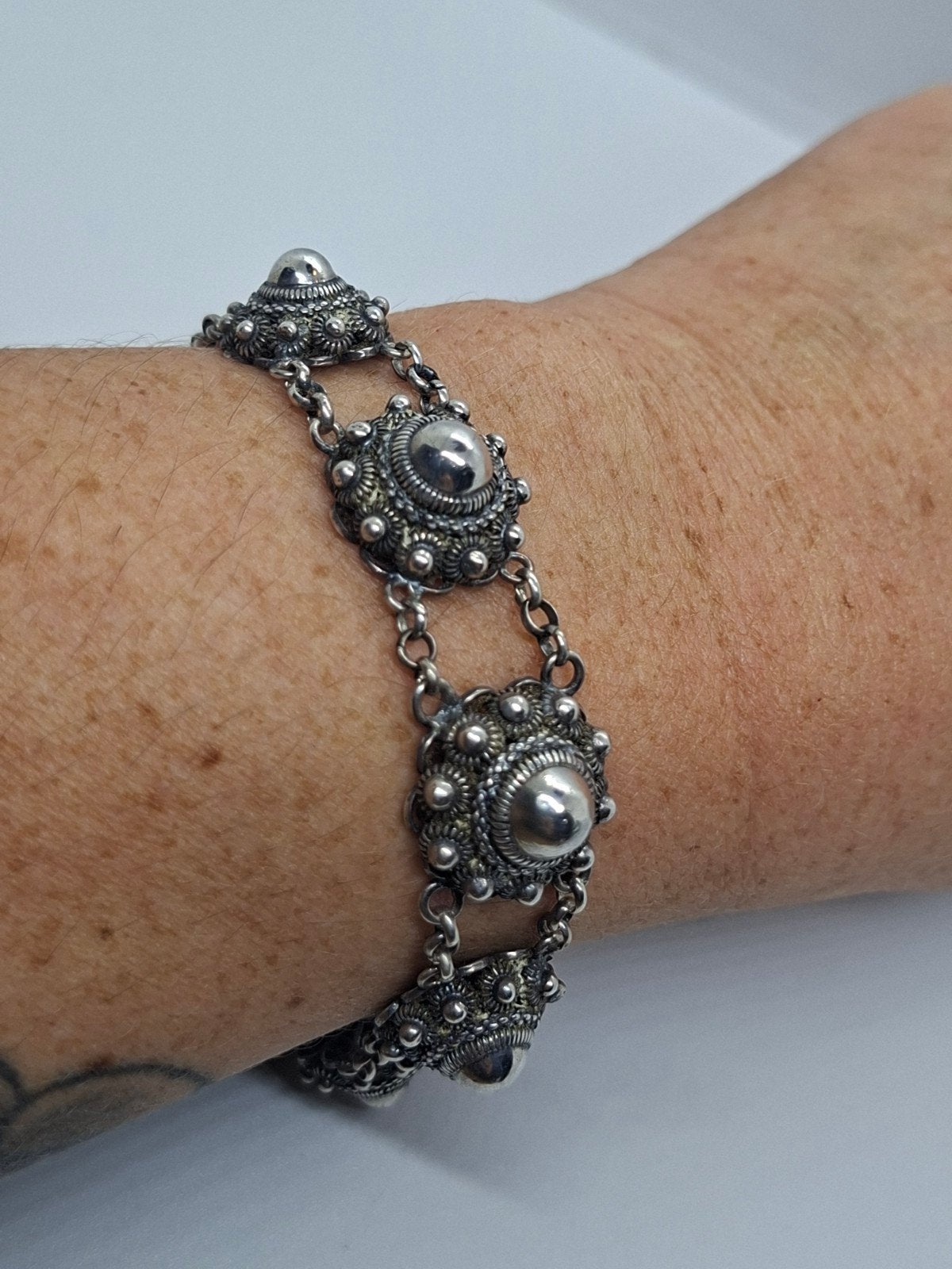 Zilveren armband met antieke Zeeuwse knopen, Ophalen of Verzenden, Zilver, Zilver