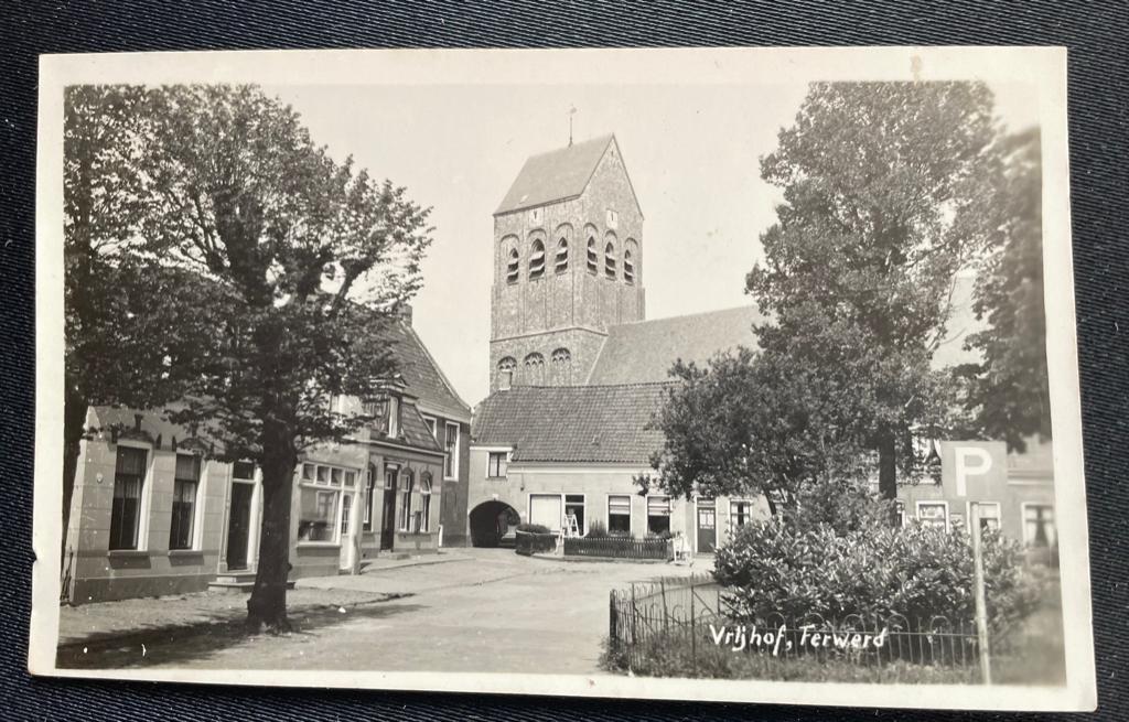 fotokaart / ansichtkaart van Ferwerd, Vrijhof., Verzenden, 1920 tot 1940