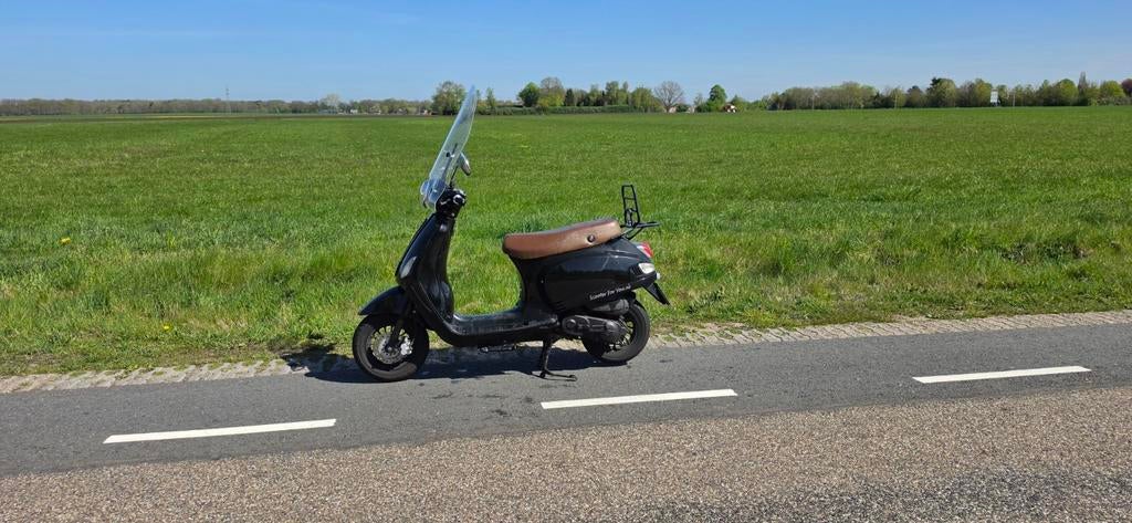 BTC Riva scooter (geel kenteken) - Rijdt goed!, Fietsen en Brommers, Scooters | Overige merken, Gebruikt, Maximaal 45 km/u, Benzine