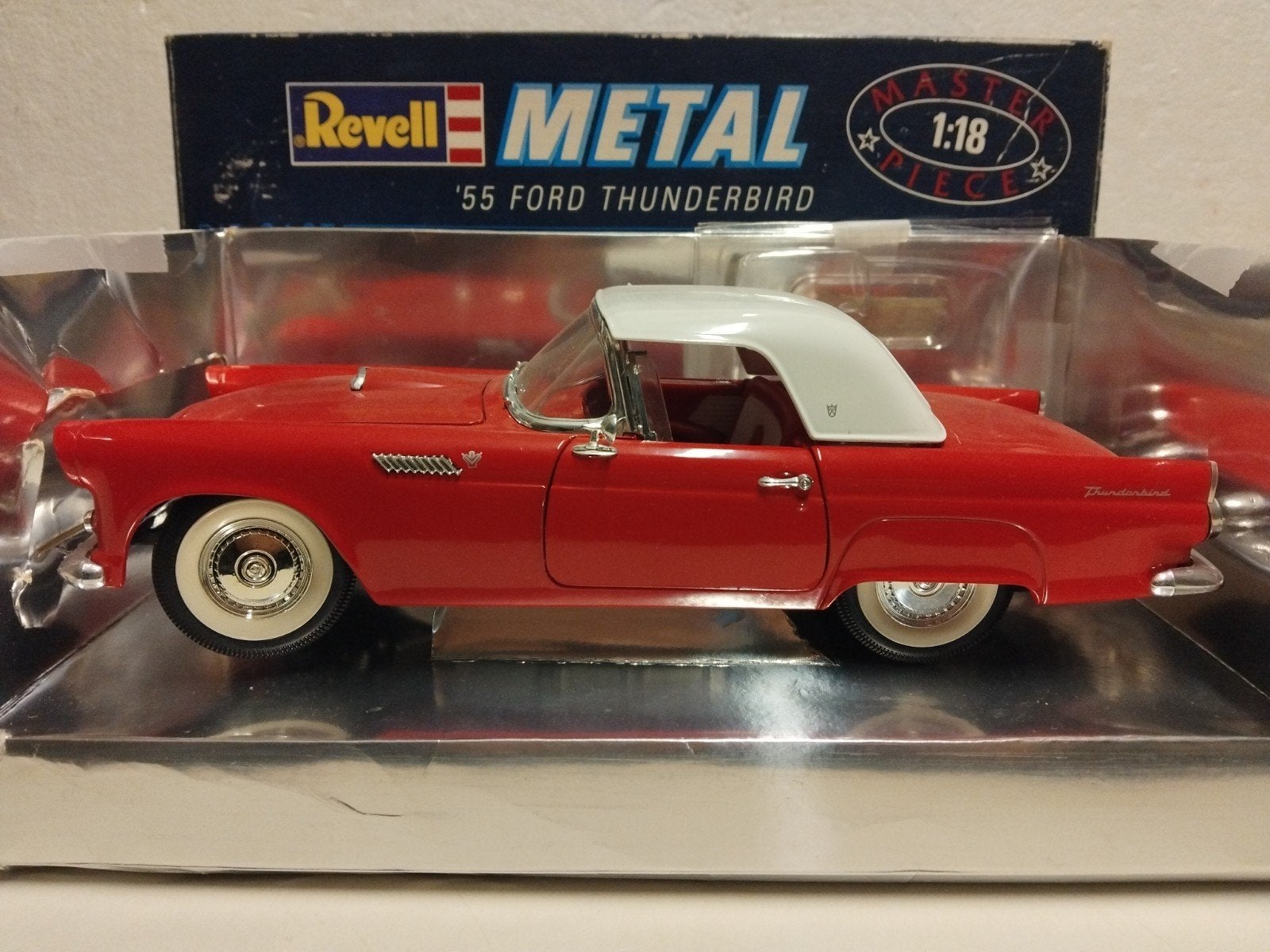Ford Thunderbird met hardtop rood 1955 Revell metal 1:18 KRD, Hobby en Vrije tijd, Modelauto's | 1:18, Ophalen of Verzenden, Zo goed als nieuw