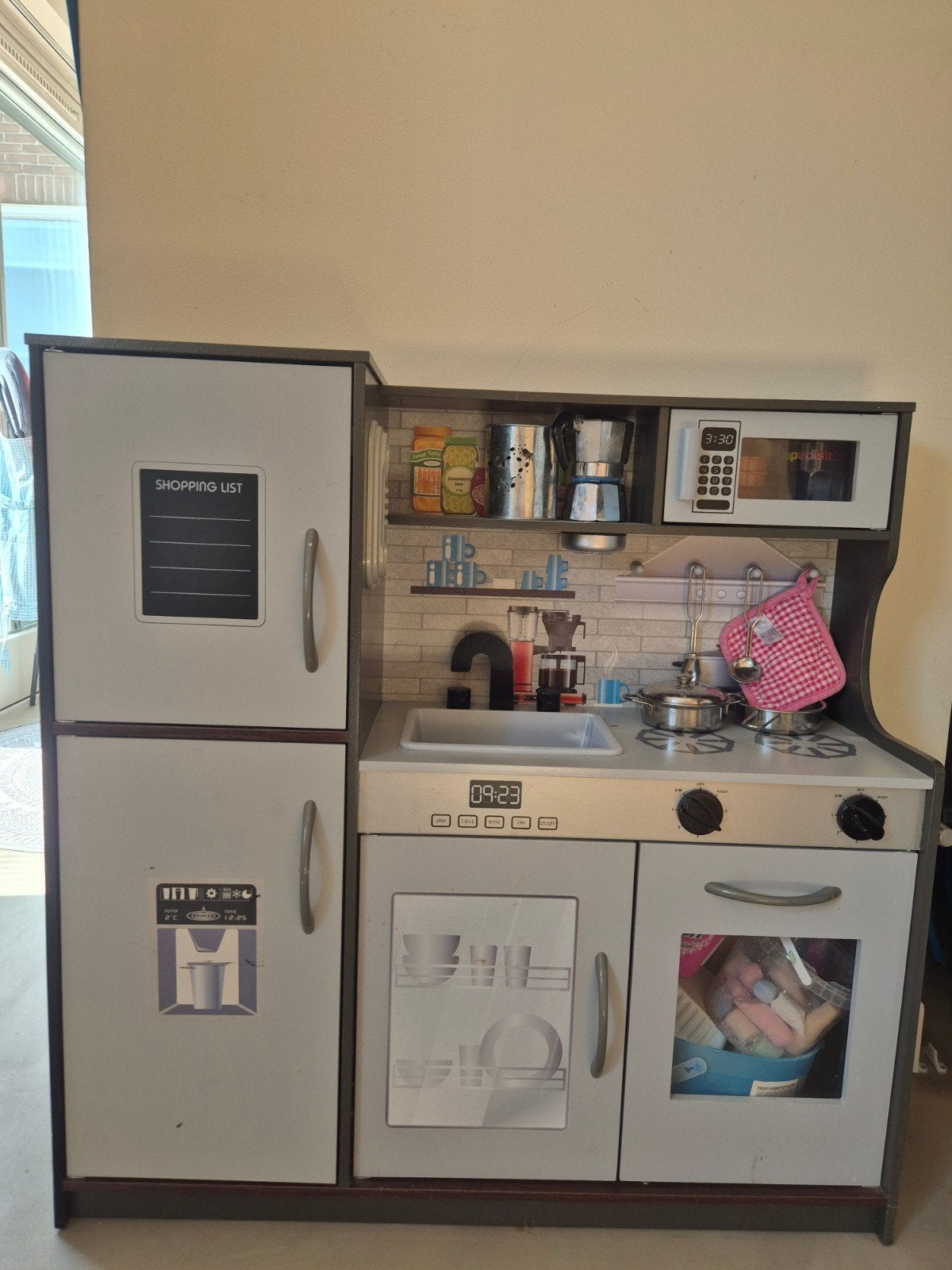 Keukentje. Speelkeuken voor binnen., Ophalen