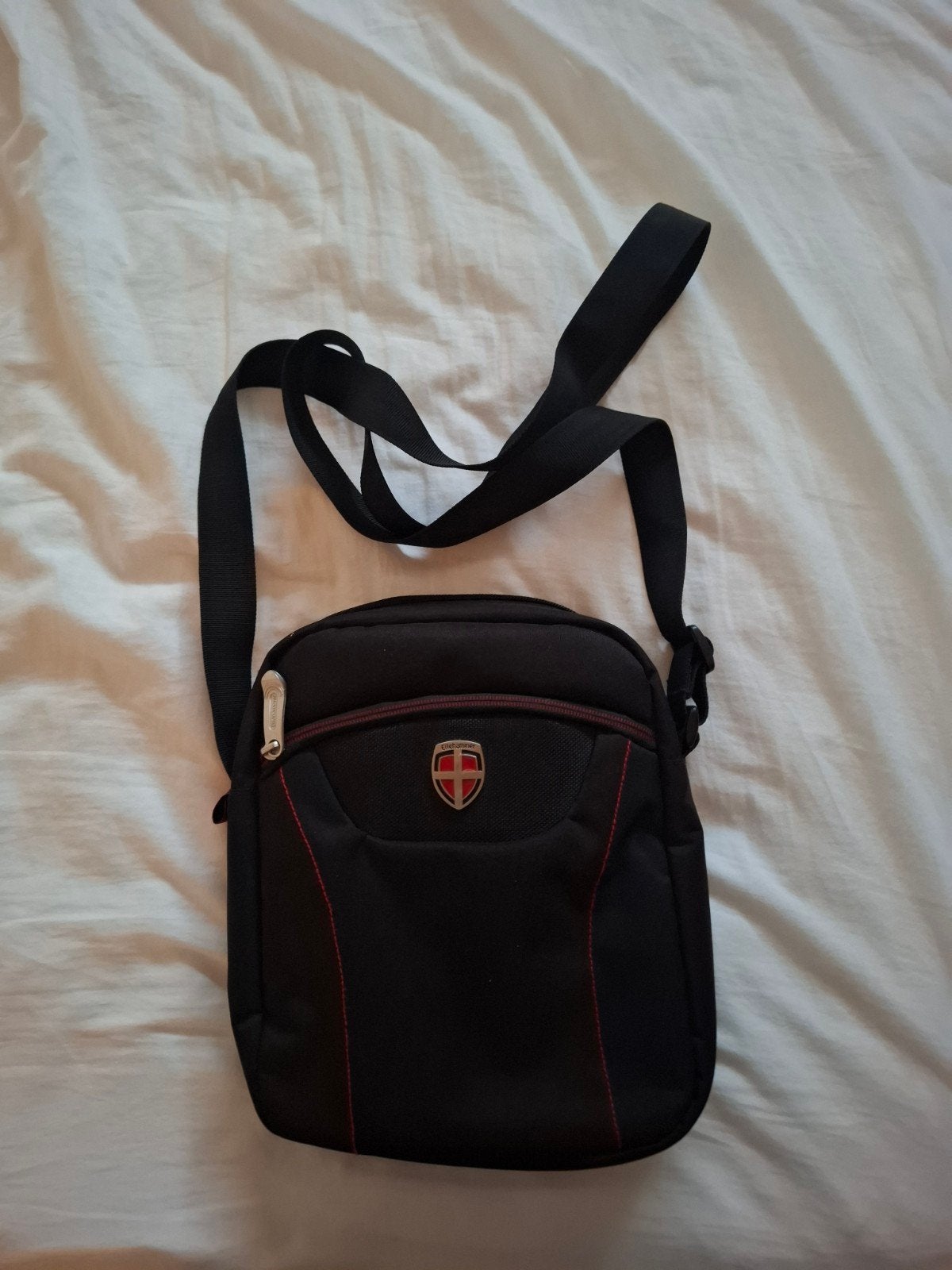 Zwarte schoudertas met rood accent, Ophalen of Verzenden, Gebruikt, Zwart, Overige merken