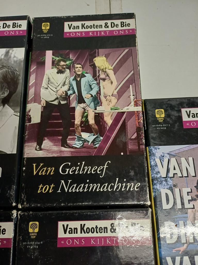 Van Kooten & De Bie - Ons Kijkt Ons VHS collectie (5 stuks), Cd's en Dvd's, VHS | Film, Alle leeftijden, Ophalen of Verzenden