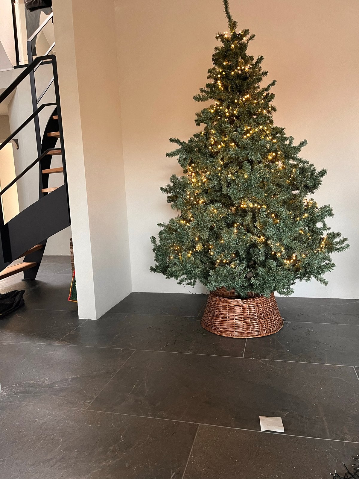 Kerstboom met rieten mand, Ophalen of Verzenden, Gebruikt
