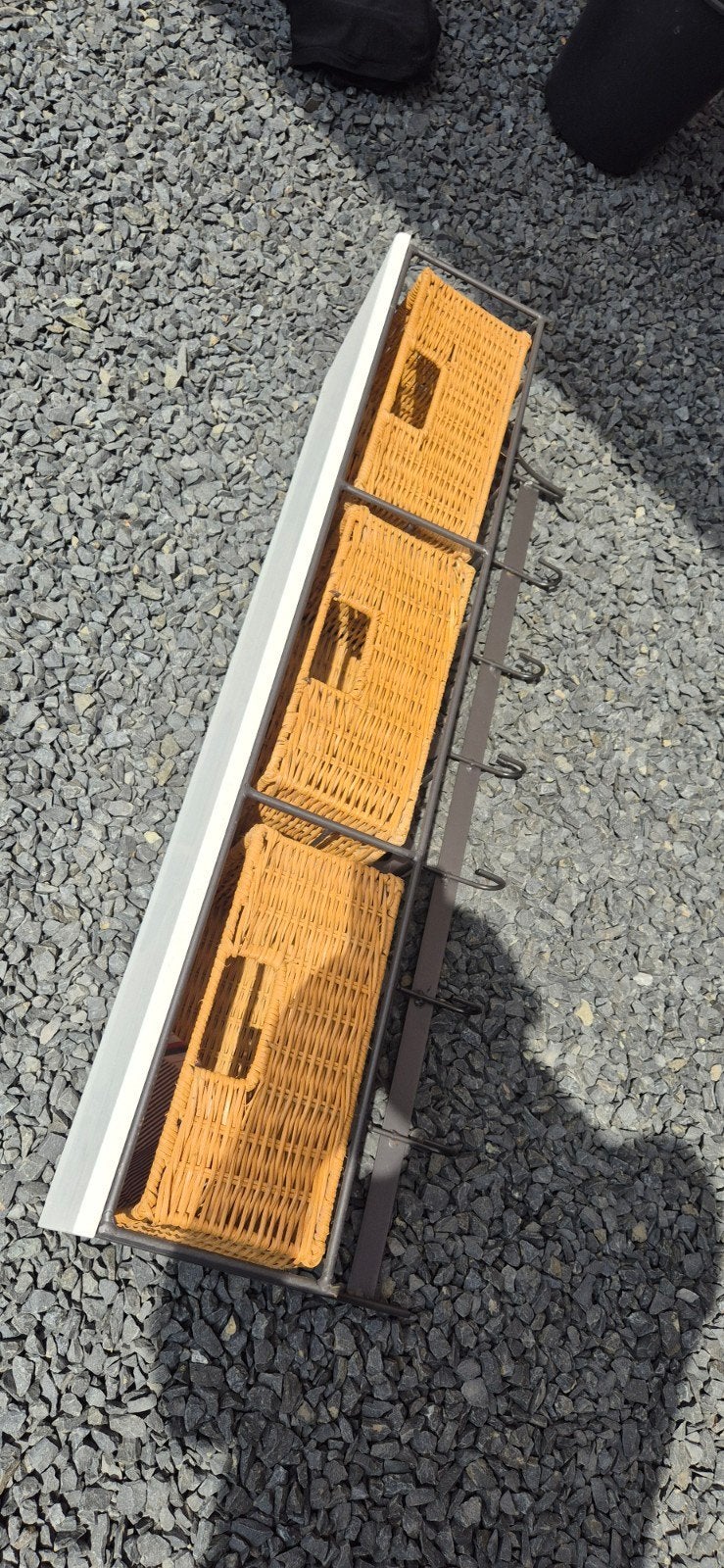 Wandrek / kapstok met 3 rieten manden en haken, Ophalen, Gebruikt