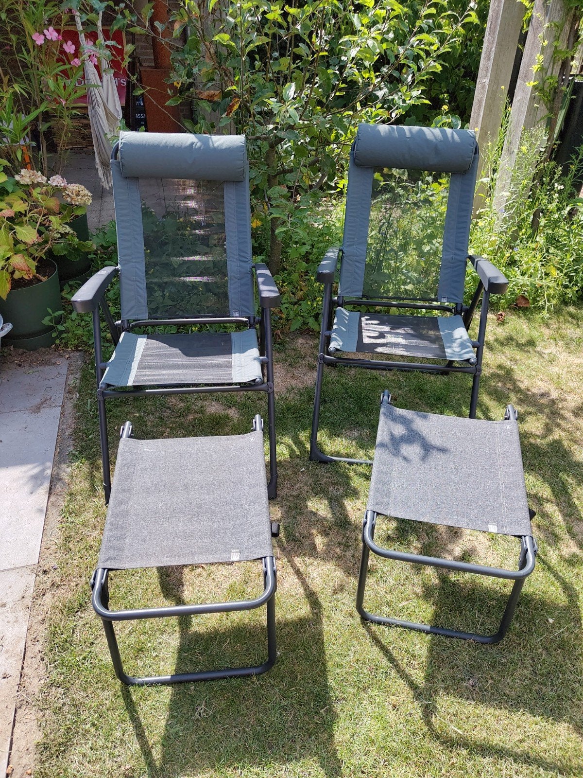 Twee Decathlon campingstoelen met voetkrukjes, Caravans en Kamperen, Kampeermeubelen, Ophalen, Gebruikt, Campingstoel