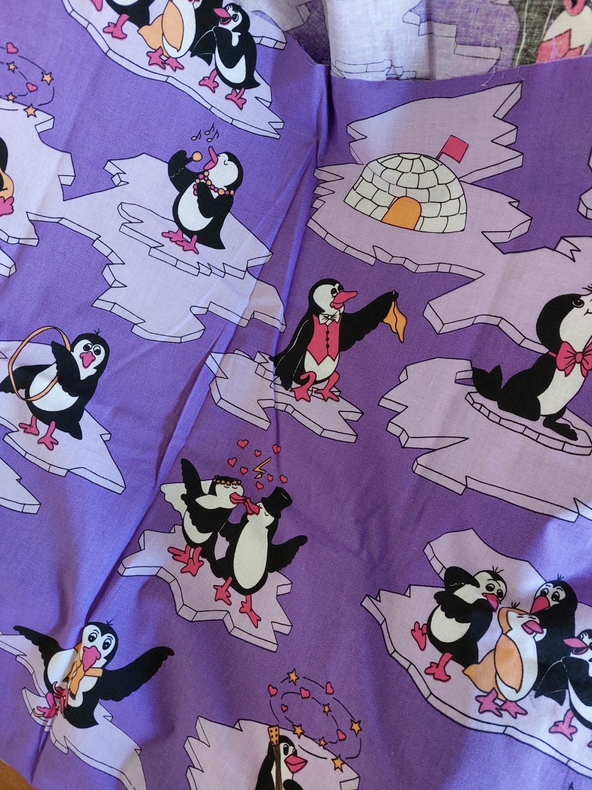 Paarse lap stof / pinguïns / nieuw / 160x152 cm, Ophalen of Verzenden, Nieuw, 30 tot 200 cm, 120 cm of meer