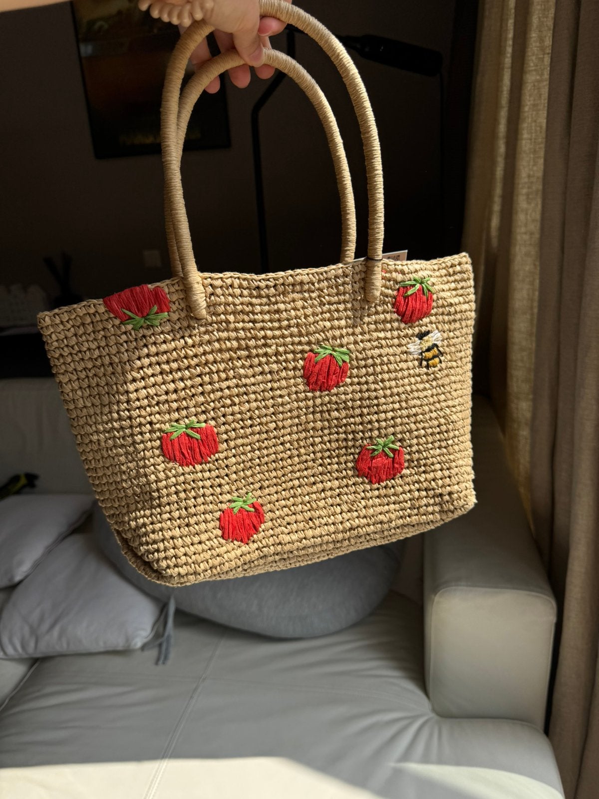 Nieuwe Zara rieten tas met aardbeien en bij borduursel, Ophalen of Verzenden, Nieuw, Beige, Handtas
