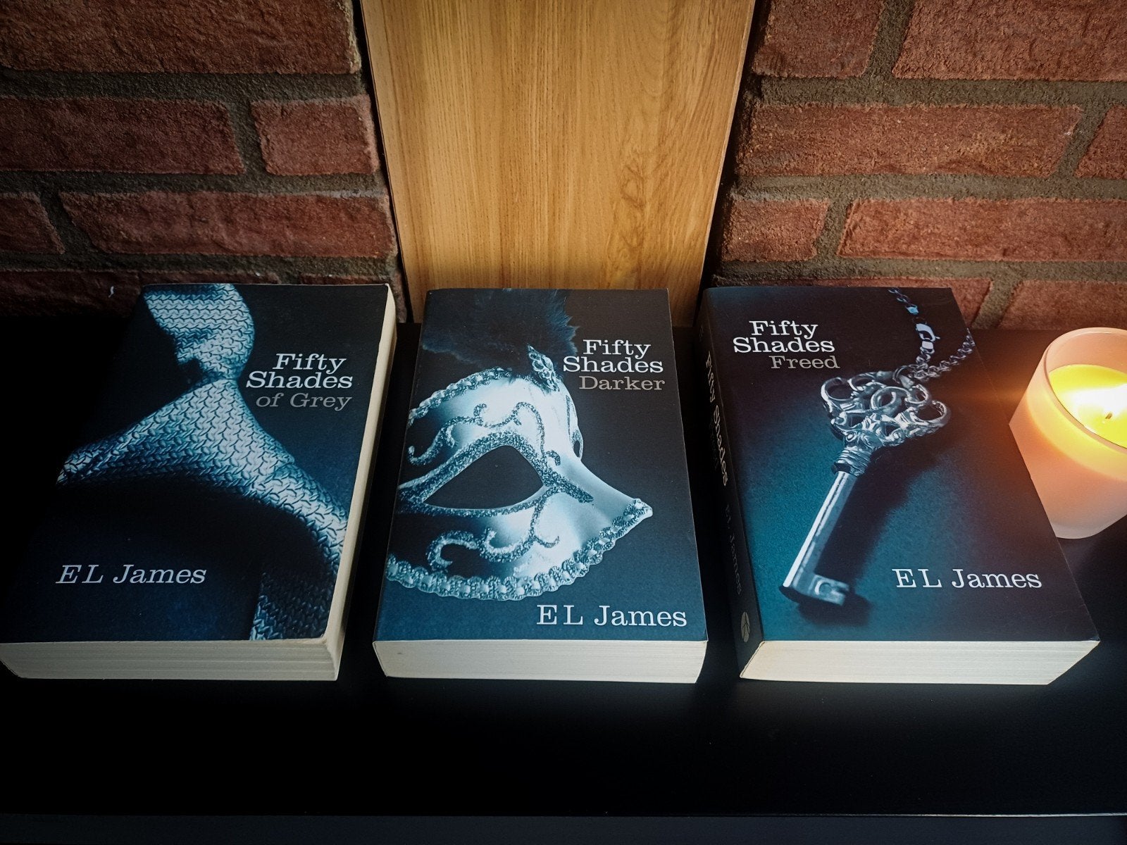 Fifty Shades trilogy by EL James - Paperback, Boeken, Ophalen, Zo goed als nieuw, E L James, Amerika
