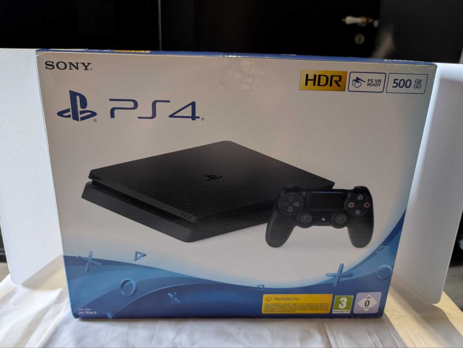 PS4 Slim 500GB met 2 controllers, 19 games en oplaadstation, Verzenden