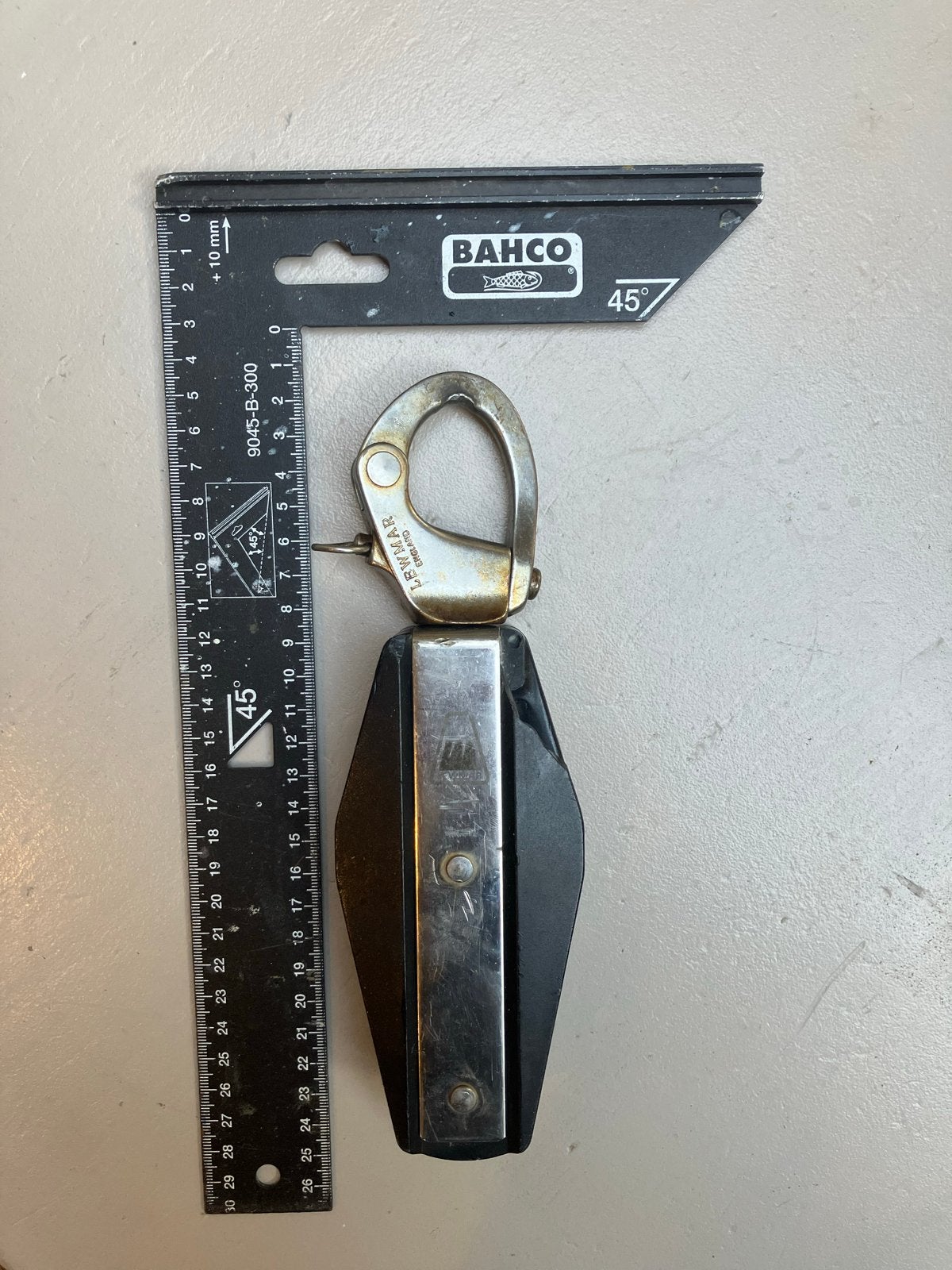 Lemmar blok met snap shackle (kunststof hoek is beschadigd), Ophalen of Verzenden, Gebruikt, Lijn of Blok