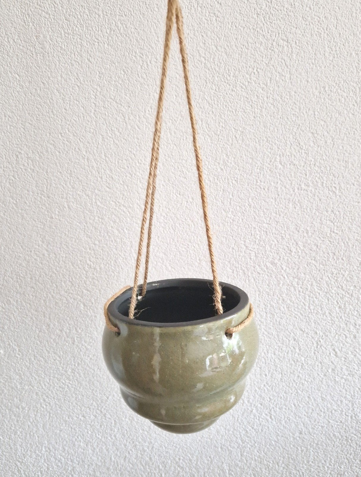 Pastelgroene vintage hangende aardewerk bloempot 20e eeuw., Tuin en Terras, Bloempotten, Rond, Ophalen of Verzenden, Zo goed als nieuw