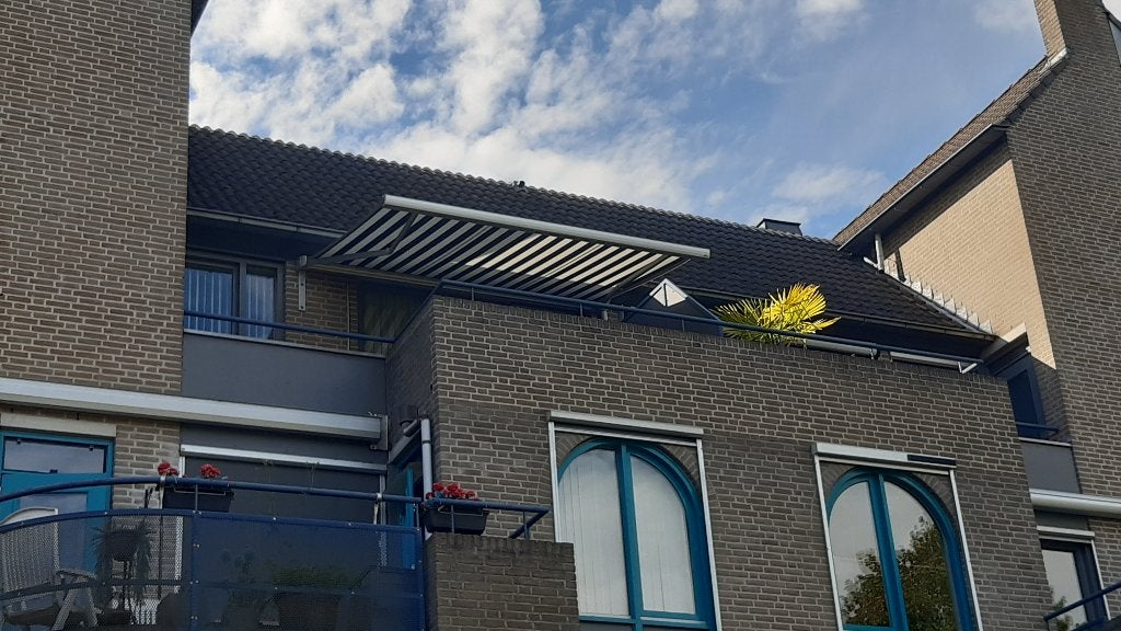TE KOOP: 2 mooie zonneschermen, goede kwaliteit, KOOPJE !!!, Ophalen, Elektrisch, Zo goed als nieuw, 150 tot 300 cm