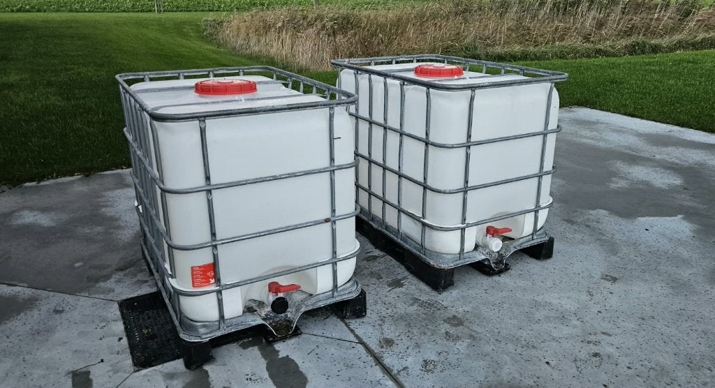 2x IBC 600l op PVC pallet, Kunststof, Gebruikt, Met kraantje, 150 liter of meer