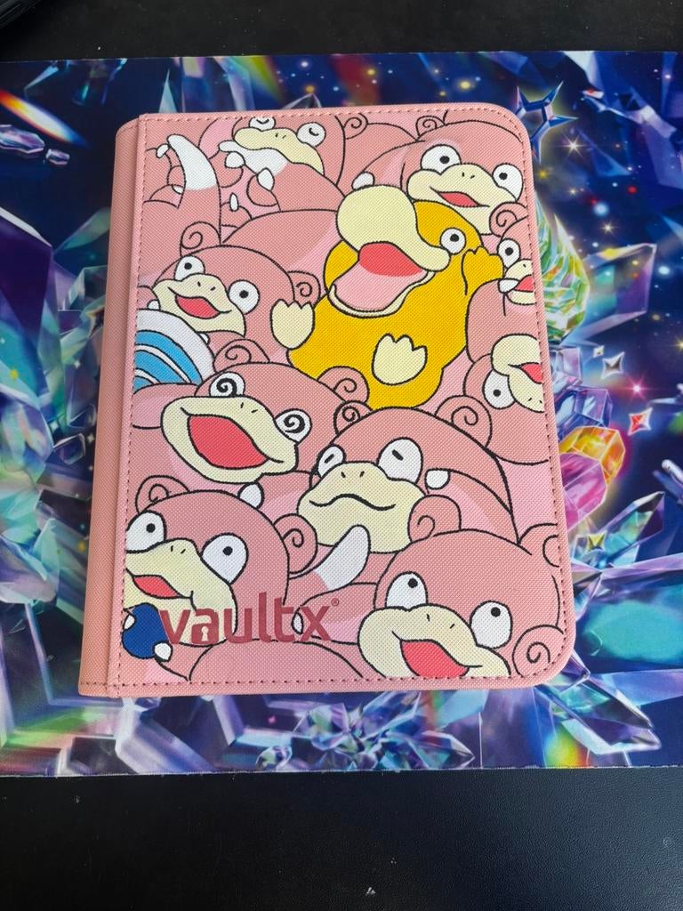 Custom psyduck binder VaultX, Hobby en Vrije tijd, Verzamelkaartspellen | Pokémon, Ophalen of Verzenden, Nieuw, Boek of Catalogus