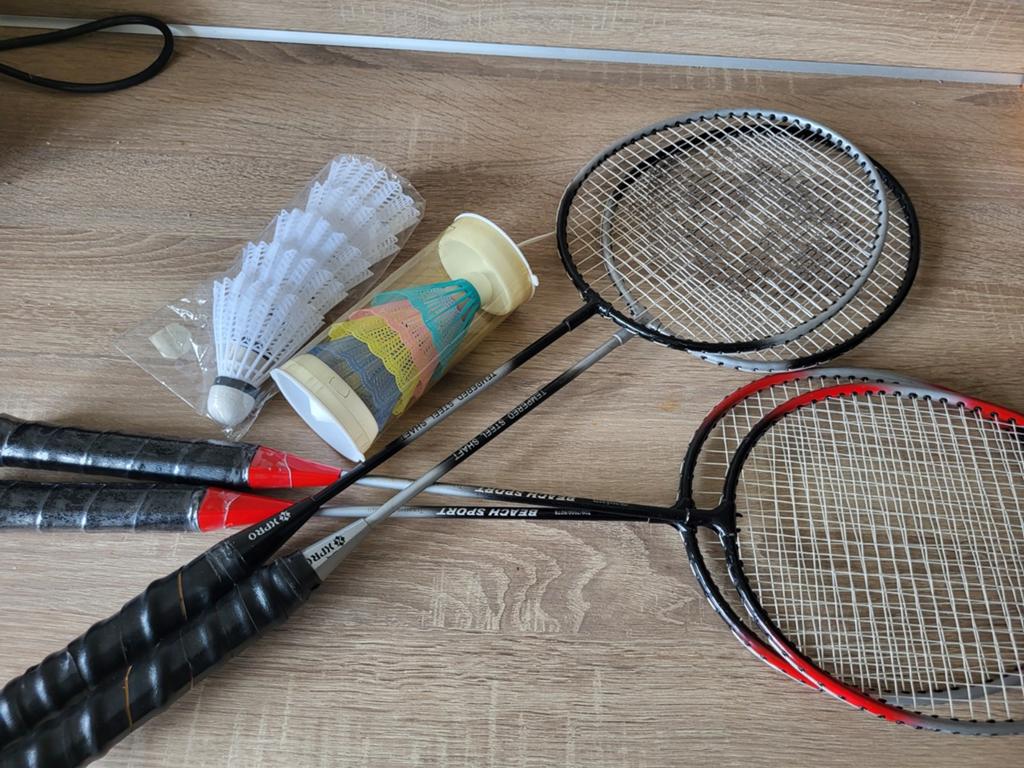2 sets badminton rackets + shuttles, Sport en Fitness, Badminton, Ophalen of Verzenden, Racket(s)