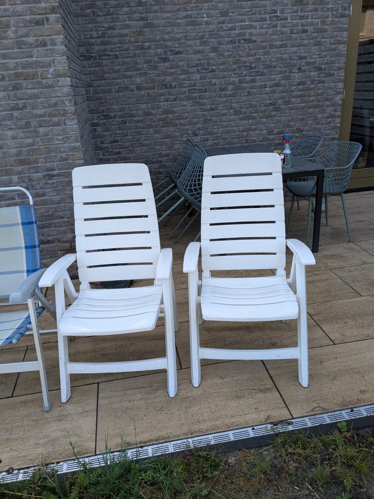 2 witte tuinstoelen + bloemen kussens, Ophalen, Gebruikt, Kunststof
