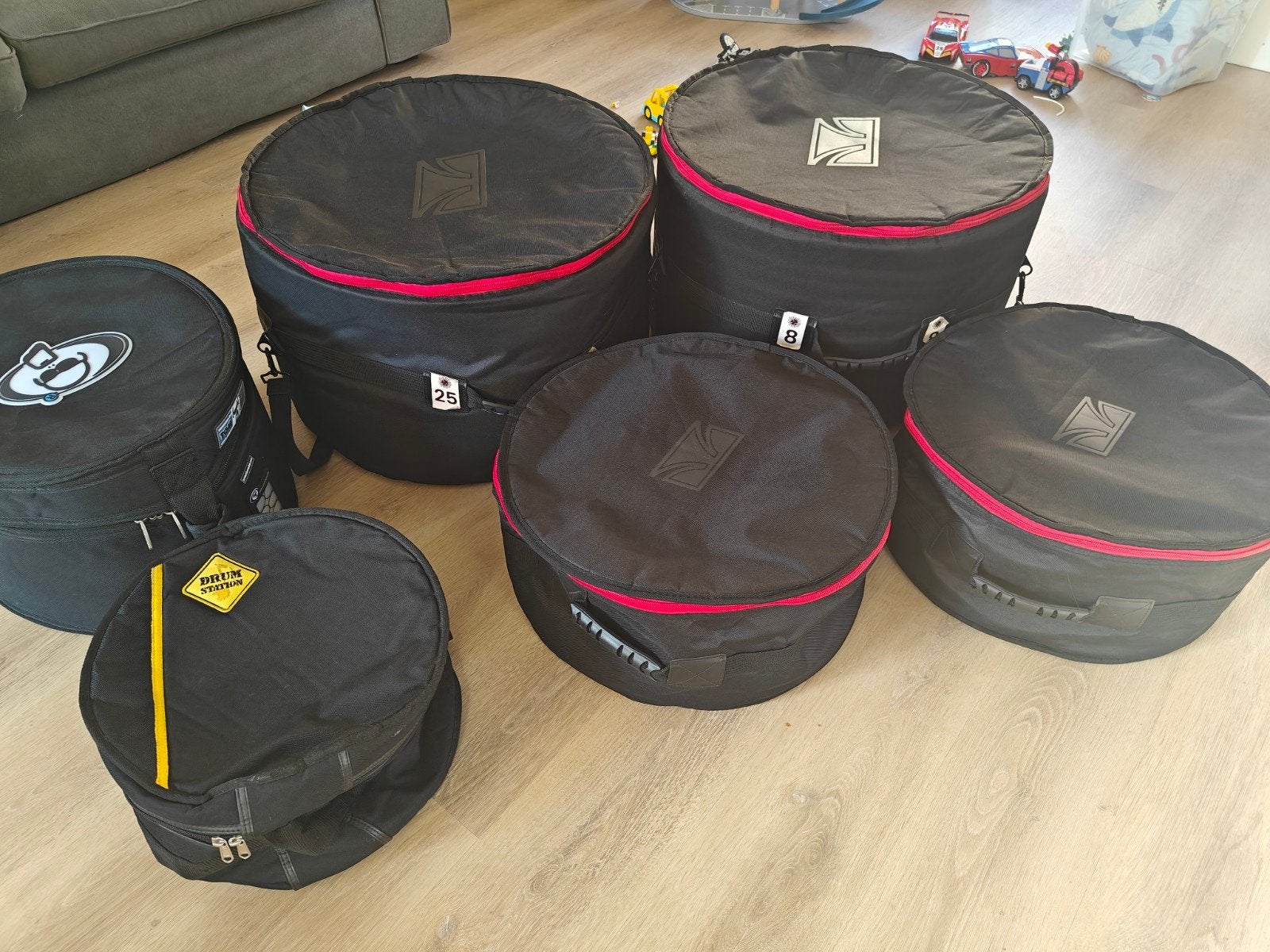Foto 6 van Diverse drumhoezen oa 18, 13, 12 en 10 inch (oa tama)