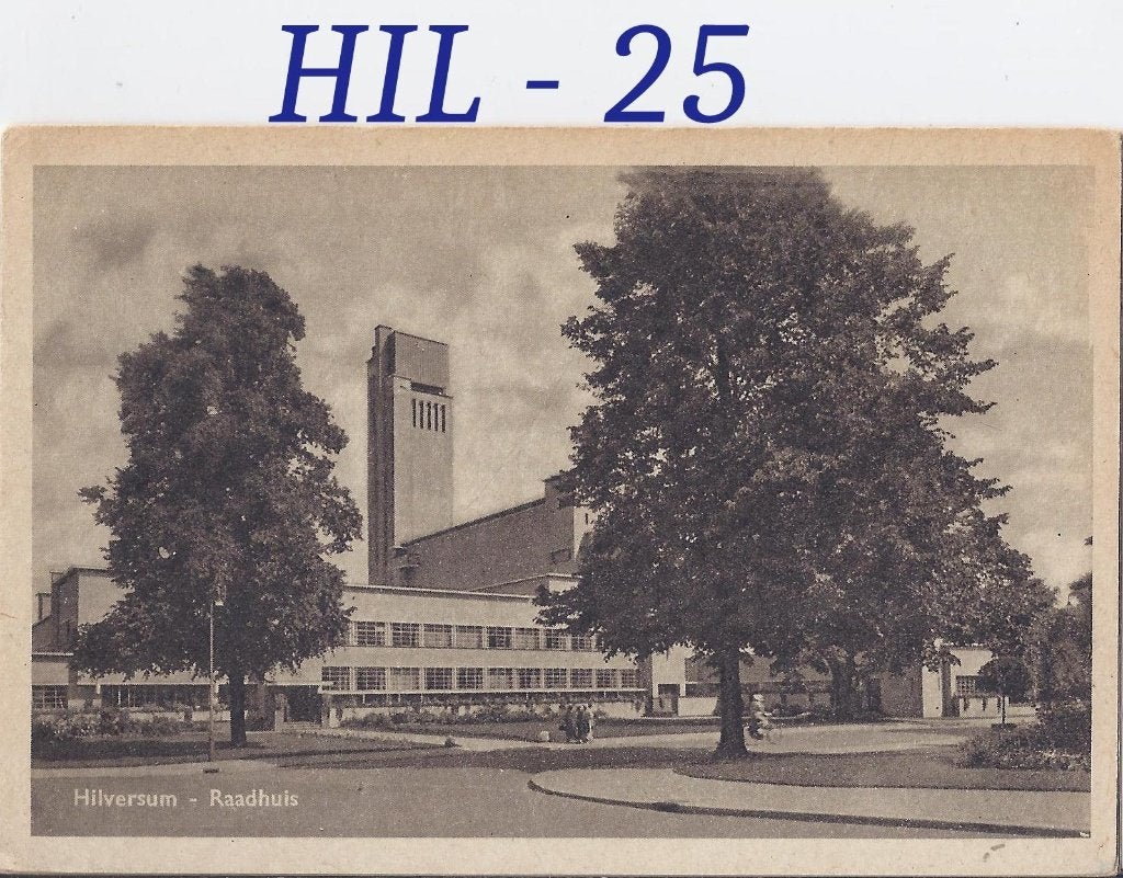 Q25 Ongelopen ansichtkaart Hilversum Raadhuis, Ophalen of Verzenden, 1960 tot 1980, Ongelopen, Noord-Holland