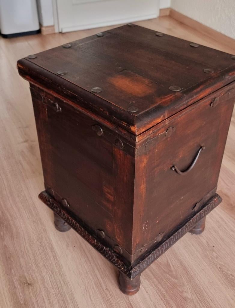 Leuke robuuste hoge kist in koloniale stijl, Huis en Inrichting, Woonaccessoires | Kisten, Ophalen, 50 tot 100 cm, Minder dan 50 cm