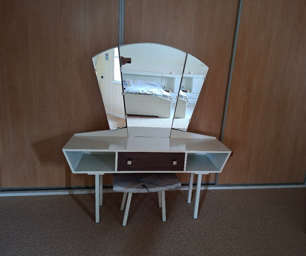 Kaptafel retro met 3 luik spiegel + bijpassend krukje, Ophalen, Gebruikt, 100 tot 150 cm, Vintage, metalen poten zowel kaptafel en krukje