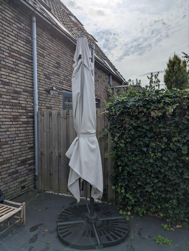 Parasol met Tegels, Tuin en Terras, Parasols, Ophalen, Zo goed als nieuw, Zweefparasol