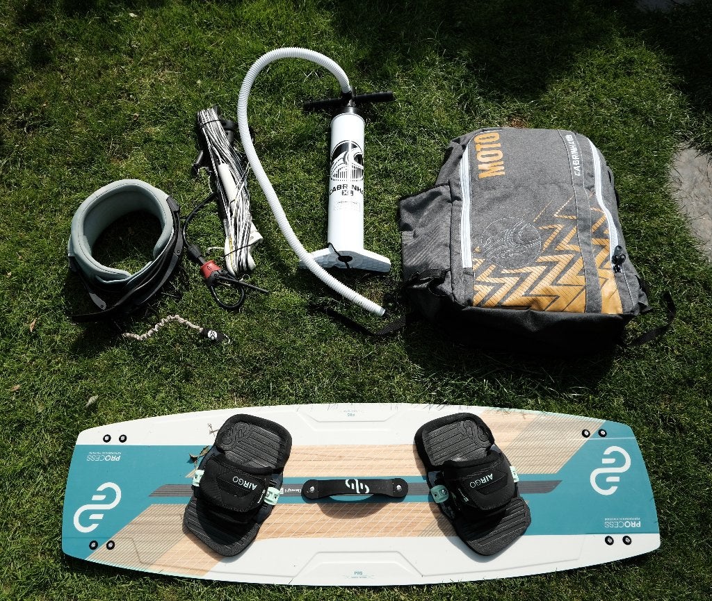 Cabrinha moto 9m 2021/2022 kite + compleet beginnersset, Watersport en Boten, Kitesurfen, Kitesurf-set, Twintip, 9 m², Ophalen of Verzenden